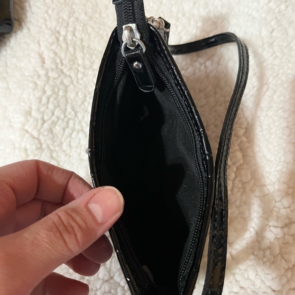 Liz Claiborne large patent leather purse. - Picture 3 of 8